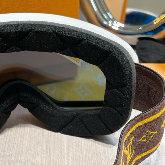 Louis Vuitton Ski Goggles with Monogram - Picture 4 of 6